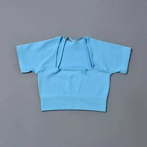 Détail d'un haut de yoga côtelé bleu ciel avec encolure carrée double couche et bretelles
