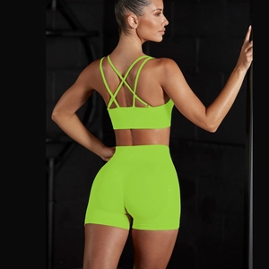 Ensemble de yoga sans couture vert néon avec brassière croisée et short taille haute