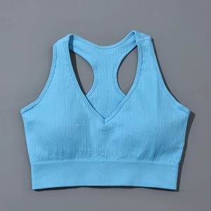 Détail d'un soutien-gorge de sport côtelé bleu ciel avec col en V et dos nageur