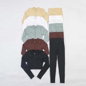 Détail de la texture côtelée et des options multicolores pour l'ensemble de yoga sans couture