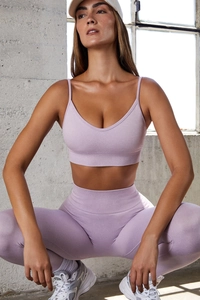 Détail d'un ensemble de yoga côtelé sans couture lilas avec soutien-gorge dos nu et legging