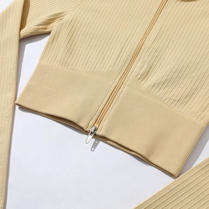Détail du tricot côtelé sans couture et de la fermeture éclair en métal sur la veste de yoga