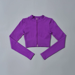 Détail de la veste courte violette côtelée avec fermeture éclair pour tenue de yoga