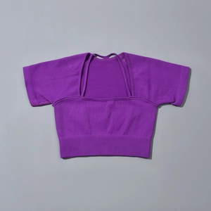 Détail du haut court de yoga côtelé violet avec double bretelle et col carré élégant