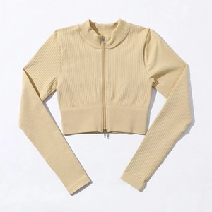 Détail du haut court de yoga en tricot côtelé jaune clair avec fermeture éclair bidirectionnelle