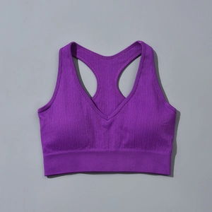 Détail de la brassière de sport sans couture violette à col en V profond et bande large