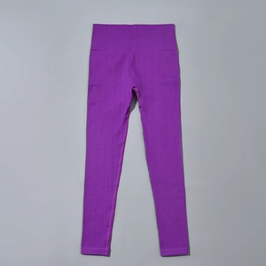 Détail du legging de yoga violet sans couture à taille haute et texture côtelée