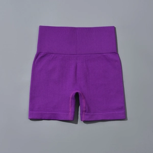 Détail du short de yoga violet sans couture à taille haute avec texture en maille côtelée