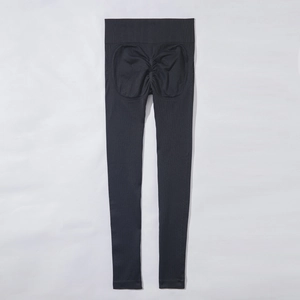 Détail du pantalon de yoga noir sans couture avec texture côtelée et effet push-up fessier