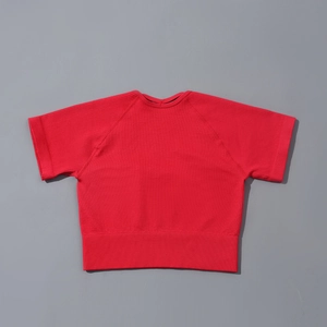 Vue détaillée du crop top rouge côtelé montrant la texture du tissu extensible sans couture
