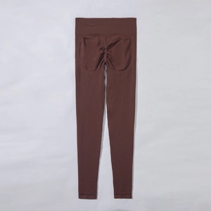 Gros plan sur le legging de yoga côtelé marron à taille haute avec effet push-up fessier