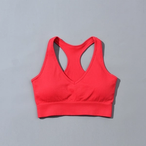 Détail d'un soutien-gorge de sport rouge côtelé avec col en V et ourlet large élastique