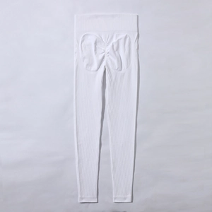 Détail du pantalon de yoga blanc sans couture à taille haute avec texture côtelée et fronces