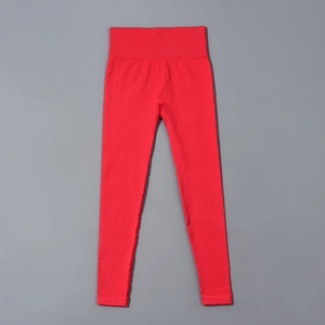 Détail macro du legging de yoga rouge sans couture à taille haute et texture côtelée
