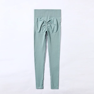 Détail du legging de yoga sans couture vert menthe avec taille haute et texture galbante