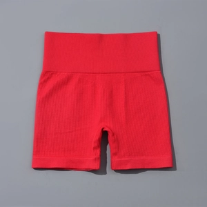 Gros plan du short de yoga rouge sans couture à taille haute et texture côtelée
