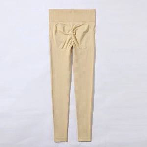 Détail du legging de yoga jaune sans couture à taille haute avec design froncé fessier côtelé