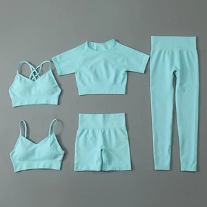 Détail de l'ensemble de yoga sans couture vert menthe 5 pièces en maille respirante