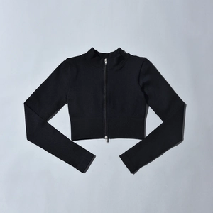 Détail du cardigan en maille côtelée noire avec col montant et fermeture éclair double