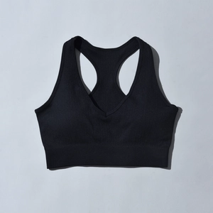 Détail de la brassière de sport côtelée noire avec dos nageur et bande de maintien large