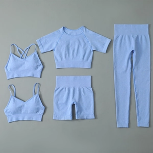 Vue à plat d'un ensemble de yoga 5 pièces en tricot côtelé bleu chiné avec soutiens-gorge et pantalon