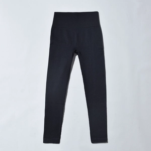 Détail de legging sans couture à taille haute avec texture en maille côtelée verticale