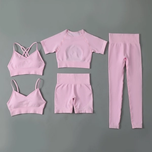 Ensemble de yoga 5 pièces rose sans couture avec brassières, t-shirt, short et leggings