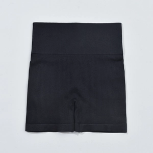 Gros plan sur un short de yoga noir côtelé sans couture à taille haute avec gainage abdominal