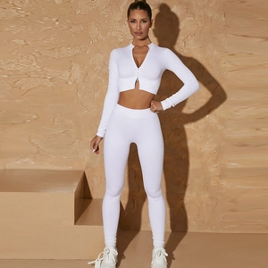 Ensemble de yoga sans couture blanc avec haut zippé à manches longues et legging taille haute