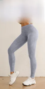 Détail macro du pantalon de yoga taille haute avec texture mate grise lavée au sable