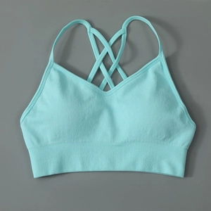 Détail du soutien-gorge de sport sans couture bleu clair avec bretelles croisées et col V
