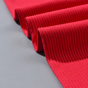 Vue détaillée du tissu côtelé rouge sans couture du legging de yoga taille haute