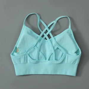 Détail d'une brassière de yoga bleue avec design de bretelles croisées dans le dos