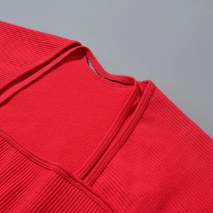 Macro détaillée de tissu de yoga en maille côtelée rouge avec découpe ajourée et coutures