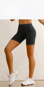 Vue détaillée du short de yoga sans couture élastique avec une finition lavée vintage
