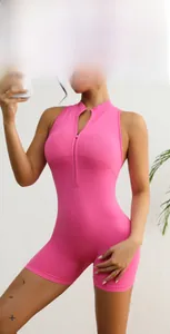 Gros plan sur le combishort de yoga rose avec fermeture éclair frontale et tissu élastique