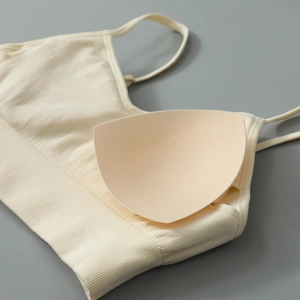 Détail du soutien-gorge de sport beige sans couture avec ourlet côtelé et coussinet