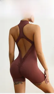 Détail du dos croisé et de l'effet galbant sur la combinaison de yoga sportive