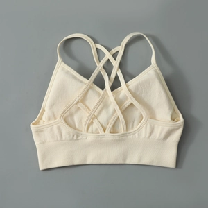 Détail du soutien-gorge de sport sans couture beige avec dos croisé et ourlet côtelé