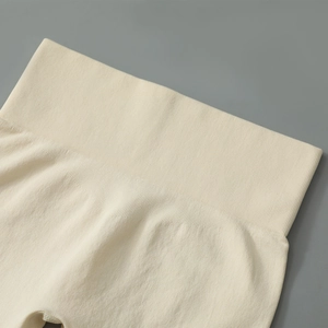 Détail macro de la taille haute côtelée sans couture sur ce pantalon de yoga beige