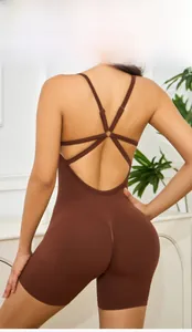 Détail de la combinaison marron sans couture avec un design de dos ajouré et croisé