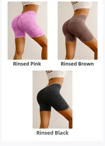 Détail du short de yoga taille haute à effet froncé en rose marron et noir délavé