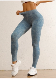 Détail du pantalon de yoga taille haute effet délavé montrant l'élasticité et la texture