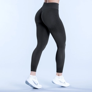 Détail du legging de yoga sans couture noir avec effet froncé pour galber