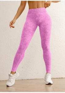 Gros plan d'un legging de yoga rose délavé montrant la texture côtelée taille haute