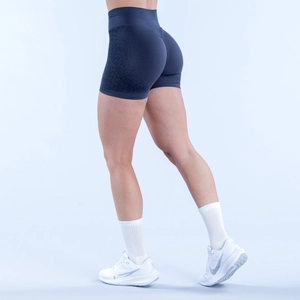 Dettaglio degli shorts da yoga senza cuciture con effetto arricciato e fori di ventilazione laterali