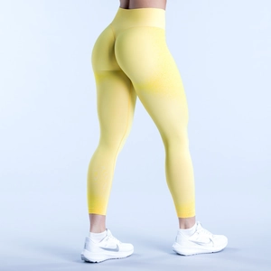 Gros plan sur le legging de yoga jaune sans couture avec taille côtelée et effet push-up