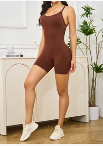 Vue détaillée d'un body de sport marron sans couture avec fines bretelles et col en U