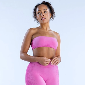 Détail de la texture d'un ensemble de yoga rose sans couture avec brassière et legging