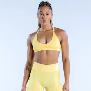Détail du soutien-gorge de sport dos nageur jaune néon et legging taille haute
